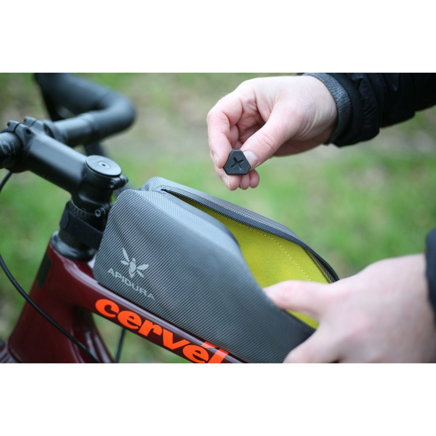 Apidura Expedition Bolt On Top Tube Pack (1L)